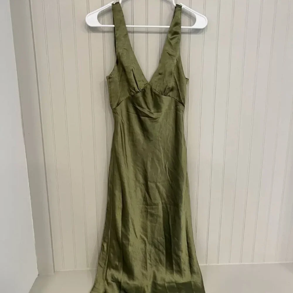 Elegant Olive Maxi Dress - Picture 3 of 4
